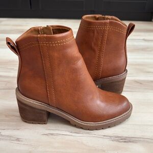 Zodiac Greyson Block Heel Leather Booties | Lug Sole | Side Zip